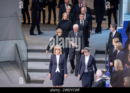 Trauerstaatsakt für den verstorbenen Wolfgang Schaeuble Praesidenten des Deutschen Bundestages a. D. im Deutschen Bundestag Bundespraesident Frank-Walter Steinmeier gemeinsam mit Ingeborg Schaeuble, Bundestagspraesidentin Baerbel Bas SPD und Emmanuel Macron Staatpraesident Frankreich, Manuela Schwesig Praesidentin Bundesrat und Bundeskanzler Olaf Scholz SPD bei der Ankunft im Bundestag zum Trauerstaatsakt für den verstorbenen Praesidenten des Deutschen Bundestages a. D., Wolfgang Schaeuble im Deutschen Bundestag, Berlin , 22.01.2024 Berlin Deutschland *** Akt der Spättrauer Stockfoto