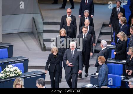 Trauerstaatsakt für den verstorbenen Wolfgang Schaeuble Praesidenten des Deutschen Bundestages a. D. im Deutschen Bundestag Bundespraesident Frank-Walter Steinmeier gemeinsam mit Ingeborg Schaeuble, Bundestagspraesidentin Baerbel Bas SPD und Emmanuel Macron Staatpraesident Frankreich, Manuela Schwesig Praesidentin Bundesrat und Bundeskanzler Olaf Scholz SPD bei der Ankunft im Bundestag zum Trauerstaatsakt für den verstorbenen Praesidenten des Deutschen Bundestages a. D., Wolfgang Schaeuble im Deutschen Bundestag, Berlin , 22.01.2024 Berlin Deutschland *** Akt der Spättrauer Stockfoto