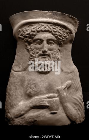 Benaki MuseumDie Terrakotta-Büste des griechischen Gottes Dionysos stammt aus dem Jahr 380-360 v. Chr. Er trägt einen stephane (eine Art von Metall-Haarreif) in seinen Haaren und hält ein Ei in der linken Hand und einen Weinkrug in der rechten Hand. Athen Griechenland. Stockfoto