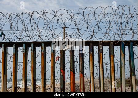 Tijuana, Kalifornien, Mexiko. April 2021. Ein Sneaker hängt in Rasierdraht auf der Tijuana-Seite des Grenzzauns in der Nähe des Einreisehafens San Ysidro zwischen den USA und Mexiko. (Kreditbild: © Raquel Natalicchio/ZUMA Press Wire) NUR REDAKTIONELLE VERWENDUNG! Nicht für kommerzielle ZWECKE! Stockfoto