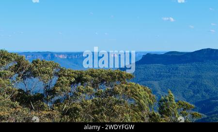 Blick auf die Blue Mountains vom Fossil Rock auf dem Cliff Top Walk in Leura, Australien. Stockfoto