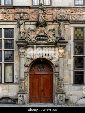 Schöne alte Holztür an mittelalterlicher Fassade in Bremen, Deutschland Stockfoto
