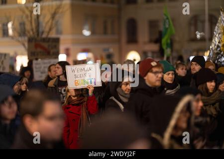 Demonstration Weimar 22012024 - in Weimar in Thüringen haben am Montagabend mehrere 100 Menschen gegen Rassismus und die Alternative für Deutschland demonstriert. Veranstalten wurde die Kundgebung, an der unter anderem Thüringens Ministerpraesident Bodo Ramelow Linke und der Direktor der Stiftung KZ Buchenwald Jens-Christian Wagner, teilnahmen von Studierenden der Bauhaus Universität Weimar. Weimar Wielandplatz Thüringen Deutschland *** Demonstration Weimar 22012024 in Weimar in Thüringen demonstrierten am Montag mehrere hundert Menschen gegen Rassismus und die Alternative für Deutschland AfD Stockfoto