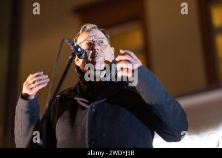 Demonstration Weimar 22012024 - Bodo Ramelow in Weimar in Thüringen haben am Montagabend mehrere 100 Menschen gegen Rassismus und die Alternative für Deutschland AfD demonstriert. Veranstalten wurde die Kundgebung, an der unter anderem Thüringens Ministerpraesident Bodo Ramelow Linke und der Direktor der Stiftung KZ Buchenwald Jens-Christian Wagner, teilnahmen von Studierenden der Bauhaus Universität Weimar. Weimar Wielandplatz Thüringen Deutschland *** Demonstration Weimar 22012024 Bodo Ramelow in Weimar in Thüringen demonstrierten mehrere hundert Menschen gegen Rassismus und Alternativ Stockfoto