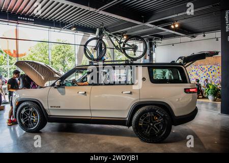 New York City, USA – 5. August 2023: Elektrische Crossover des Rivian R1S im Ausstellungsraum des Fahrzeugs, Seitenansicht Stockfoto