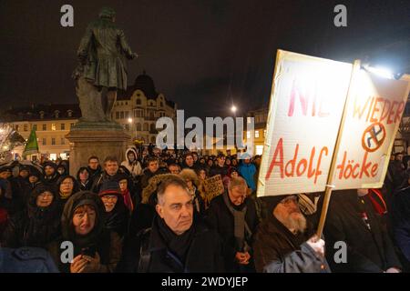 Demonstration Weimar 22012024 - in Weimar in Thüringen haben am Montagabend mehrere 100 Menschen gegen Rassismus und die Alternative für Deutschland demonstriert. Veranstalten wurde die Kundgebung, an der unter anderem Thüringens Ministerpraesident Bodo Ramelow Linke und der Direktor der Stiftung KZ Buchenwald Jens-Christian Wagner, teilnahmen von Studierenden der Bauhaus Universität Weimar. Weimar Wielandplatz Thüringen Deutschland *** Demonstration Weimar 22012024 in Weimar in Thüringen demonstrierten am Montag mehrere hundert Menschen gegen Rassismus und die Alternative für Deutschland AfD Stockfoto