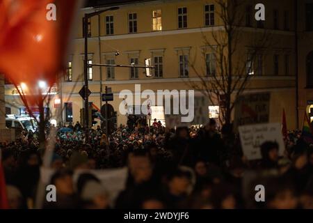 Demonstration Weimar 22012024 - in Weimar in Thüringen haben am Montagabend mehrere 100 Menschen gegen Rassismus und die Alternative für Deutschland demonstriert. Veranstalten wurde die Kundgebung, an der unter anderem Thüringens Ministerpraesident Bodo Ramelow Linke und der Direktor der Stiftung KZ Buchenwald Jens-Christian Wagner, teilnahmen von Studierenden der Bauhaus Universität Weimar. Weimar Wielandplatz Thüringen Deutschland *** Demonstration Weimar 22012024 in Weimar in Thüringen demonstrierten am Montag mehrere hundert Menschen gegen Rassismus und die Alternative für Deutschland AfD Stockfoto