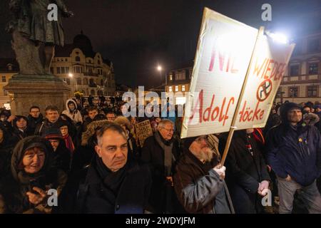 Demonstration Weimar 22012024 - in Weimar in Thüringen haben am Montagabend mehrere 100 Menschen gegen Rassismus und die Alternative für Deutschland demonstriert. Veranstalten wurde die Kundgebung, an der unter anderem Thüringens Ministerpraesident Bodo Ramelow Linke und der Direktor der Stiftung KZ Buchenwald Jens-Christian Wagner, teilnahmen von Studierenden der Bauhaus Universität Weimar. Weimar Wielandplatz Thüringen Deutschland *** Demonstration Weimar 22012024 in Weimar in Thüringen demonstrierten am Montag mehrere hundert Menschen gegen Rassismus und die Alternative für Deutschland AfD Stockfoto