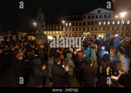 Demonstration Weimar 22012024 - in Weimar in Thüringen haben am Montagabend mehrere 100 Menschen gegen Rassismus und die Alternative für Deutschland demonstriert. Veranstalten wurde die Kundgebung, an der unter anderem Thüringens Ministerpraesident Bodo Ramelow Linke und der Direktor der Stiftung KZ Buchenwald Jens-Christian Wagner, teilnahmen von Studierenden der Bauhaus Universität Weimar. Weimar Wielandplatz Thüringen Deutschland *** Demonstration Weimar 22012024 in Weimar in Thüringen demonstrierten am Montag mehrere hundert Menschen gegen Rassismus und die Alternative für Deutschland AfD Stockfoto