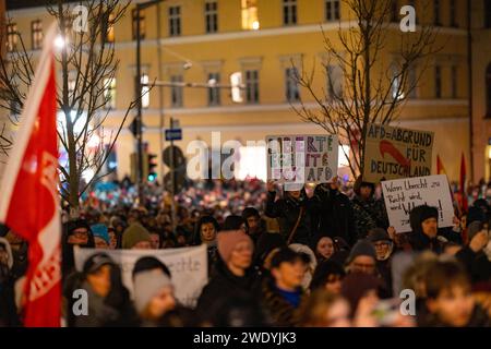 Demonstration Weimar 22012024 - in Weimar in Thüringen haben am Montagabend mehrere 100 Menschen gegen Rassismus und die Alternative für Deutschland demonstriert. Veranstalten wurde die Kundgebung, an der unter anderem Thüringens Ministerpraesident Bodo Ramelow Linke und der Direktor der Stiftung KZ Buchenwald Jens-Christian Wagner, teilnahmen von Studierenden der Bauhaus Universität Weimar. Weimar Wielandplatz Thüringen Deutschland *** Demonstration Weimar 22012024 in Weimar in Thüringen demonstrierten am Montag mehrere hundert Menschen gegen Rassismus und die Alternative für Deutschland AfD Stockfoto