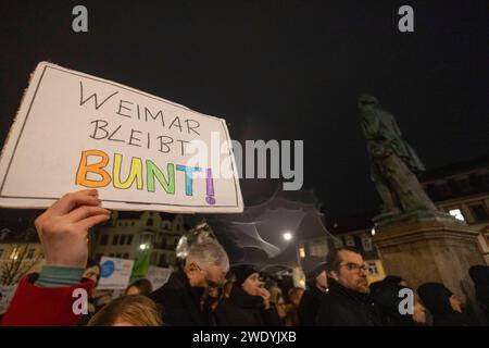 Demonstration Weimar 22012024 - in Weimar in Thüringen haben am Montagabend mehrere 100 Menschen gegen Rassismus und die Alternative für Deutschland demonstriert. Veranstalten wurde die Kundgebung, an der unter anderem Thüringens Ministerpraesident Bodo Ramelow Linke und der Direktor der Stiftung KZ Buchenwald Jens-Christian Wagner, teilnahmen von Studierenden der Bauhaus Universität Weimar. Weimar Wielandplatz Thüringen Deutschland *** Demonstration Weimar 22012024 in Weimar in Thüringen demonstrierten am Montag mehrere hundert Menschen gegen Rassismus und die Alternative für Deutschland AfD Stockfoto