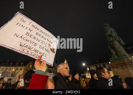 Demonstration Weimar 22012024 - in Weimar in Thüringen haben am Montagabend mehrere 100 Menschen gegen Rassismus und die Alternative für Deutschland demonstriert. Veranstalten wurde die Kundgebung, an der unter anderem Thüringens Ministerpraesident Bodo Ramelow Linke und der Direktor der Stiftung KZ Buchenwald Jens-Christian Wagner, teilnahmen von Studierenden der Bauhaus Universität Weimar. Weimar Wielandplatz Thüringen Deutschland *** Demonstration Weimar 22012024 in Weimar in Thüringen demonstrierten am Montag mehrere hundert Menschen gegen Rassismus und die Alternative für Deutschland AfD Stockfoto