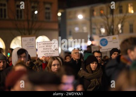 Demonstration Weimar 22012024 - in Weimar in Thüringen haben am Montagabend mehrere 100 Menschen gegen Rassismus und die Alternative für Deutschland demonstriert. Veranstalten wurde die Kundgebung, an der unter anderem Thüringens Ministerpraesident Bodo Ramelow Linke und der Direktor der Stiftung KZ Buchenwald Jens-Christian Wagner, teilnahmen von Studierenden der Bauhaus Universität Weimar. Weimar Wielandplatz Thüringen Deutschland *** Demonstration Weimar 22012024 in Weimar in Thüringen demonstrierten am Montag mehrere hundert Menschen gegen Rassismus und die Alternative für Deutschland AfD Stockfoto