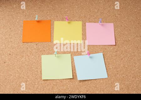 Mehrere mehrfarbige Blätter, die mit einer Büroklammer befestigt sind. Stockfoto