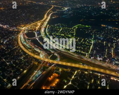 Blick aus der Vogelperspektive auf den Dhaka Elevated Expressway bei Nacht in Dhaka, Bangladesch. Stockfoto