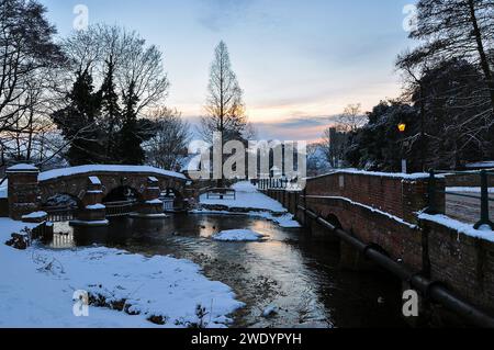 Alte und alte Brücken über den Fluss Darent im Dorf Farningham, Kent, im Winter bei starkem Schnee. Sevenoaks District, Großbritannien. Stockfoto