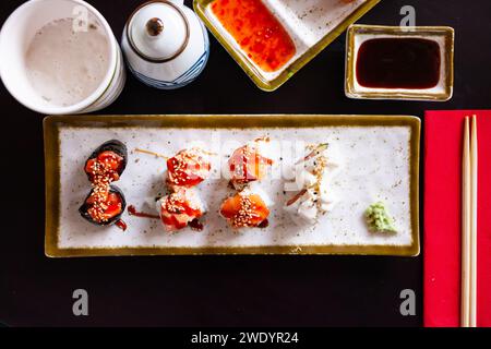 Im Restaurant wird ein köstliches Sushi-Set auf dem Teller serviert Stockfoto