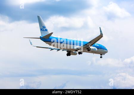 Boryspil, Ukraine - 20. Juli 2020: Das Flugzeug Boeing 737-800 (PH-BCE) der KLM Royal Dutch Airlines landet auf dem Flughafen Boryspil Stockfoto