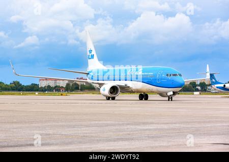 Boryspil, Ukraine - 14. Juli 2020: Das Flugzeug Boeing 737-800 (PH-BXZ) der KLM Royal Dutch Airlines fährt auf dem Flughafen Boryspil Stockfoto
