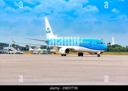 Boryspil, Ukraine - 14. Juli 2020: Das Flugzeug Boeing 737-800 (PH-BXZ) der KLM Royal Dutch Airlines fährt auf dem Flughafen Boryspil Stockfoto