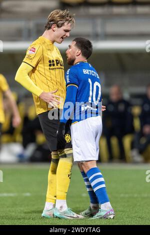 KERKRADE, 22.01.2024, Parkstad Limburg Stadium, Niederländisch Keukenkampioen divisie, Saison 2023/2024. Roda JC - FC Eindhoven. Ozan Kokcu und Matisse Didden streiten sich Stockfoto