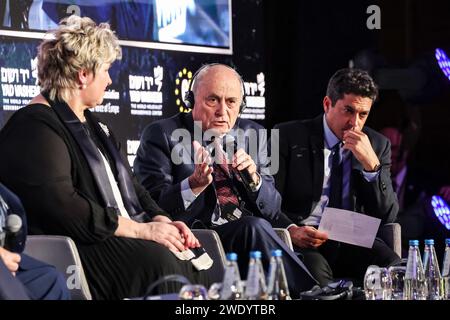 (L-R) V?ra Ková?ová, erster Vizepräsident des Parlaments, Abgeordnetenkammer, Tschechien, Jan Carnogursky, ehemaliger Ministerpräsident der Slowakei, und Amichai Chikli, Minister für Diaspora-Angelegenheiten und Antisemitismus des Staates Israel, nehmen an einer Diskussion vor dem Publikum des Symposiums der Europäischen Jüdischen Vereinigung im Konferenzzentrum des Hilton Hotels in Krakau, Polen, vor dem 79. Jahrestag der Auschwitz-Befreiung am 22. Januar 2024 Teil. Im Mittelpunkt des Symposiums steht der Aufstieg des Antisemitismus in Europa nach dem brutalen Angriff auf Israel vom 7. Oktober 2023 und dem wahllosen Militäreinsatz Stockfoto