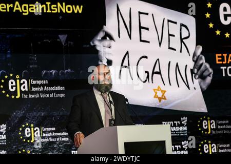 Krakau, Polen. Januar 2024. Rabbi Menachem Margolin, Gründer und Vorsitzender des EJA, spricht während des Symposiums der European Jewish Association im Conference Centre of Hilton Hotel in Krakau vor dem 79. Jahrestag der Befreiung von Auschwitz in Krakau, Polen am 22. Januar 2024. Das Symposium konzentriert sich auf den Aufstieg des Antisemitismus in Europa nach dem brutalen Angriff auf Israel vom 7. Oktober 2023 und der wahllosen militärischen Reaktion Israels auf Palästinenser. (Foto: Dominika Zarzycka/SIPA USA) Credit: SIPA USA/Alamy Live News Stockfoto