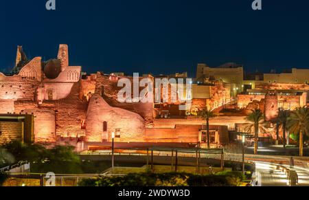 Diriyah beleuchtete alte Stadtmauern, at-Turaif District Complex in der Nacht, Riad, Saudi-Arabien Stockfoto
