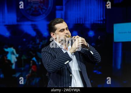 Moskau, Russland. Januar 2024. Harutyun Chachatryan spielt ein traditionelles armenisches Musikinstrument, bekannt als Duduk, auf einer Bühne in Moskau, Russland Stockfoto