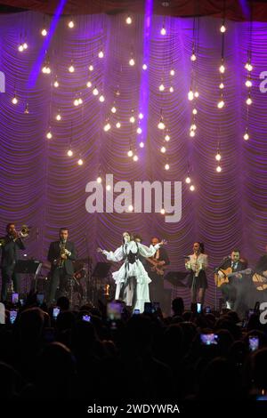 ISTANBUL, TURKIYE - 12. MAI 2023: Türkischer Sänger Zeynep Bastik Konzert in Istanbul Stockfoto