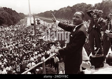 Dr. Martin Luther King Jr. winkte vom Lincoln Memorial beim Marsch auf Washington for Jobs and Freedom, wo King am 28. August 1963 seine Rede „Ich habe einen Traum“ hielt. (USA) Stockfoto