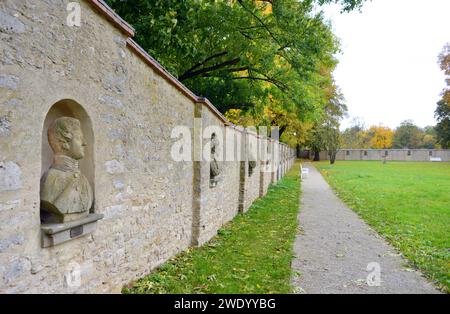 Kromsdorf, Deutschland 10-31-2023 Skulpturen und Figuren in der historischen Schlossparkmauer Stockfoto