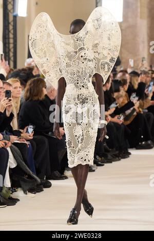 Paris, Frankreich. Januar 2024. Ein Modell präsentiert eine Kreation der Haute Couture-Kollektionen von Schiaparelli im Frühjahr/Sommer 2024 während der Pariser Fashion Week am 22. Januar 2024 in Paris. (MeetEurope/Handout via Xinhua) Credit: Xinhua/Alamy Live News Stockfoto