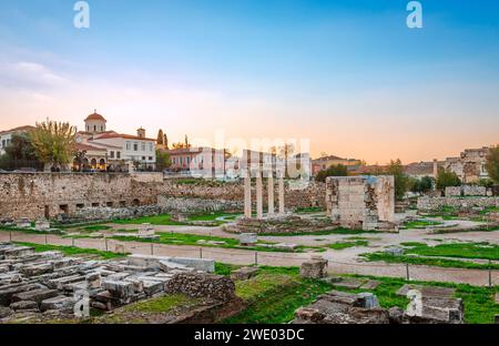 Die Ruinen der römischen Agora von Osten aus gesehen. Der Standort befindet sich nördlich der Akropolis in Athen, Griechenland. Stockfoto