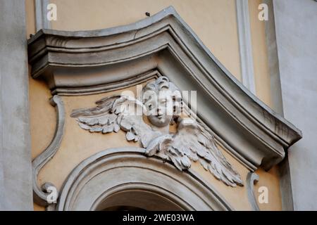 Detail der majestätischen Fassade von Santa Maria delle Grazie alle Fornaci, Rom: Ein Meisterwerk barocker Architektur Stockfoto