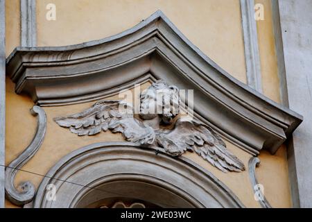 Detail der majestätischen Fassade von Santa Maria delle Grazie alle Fornaci, Rom: Ein Meisterwerk barocker Architektur Stockfoto