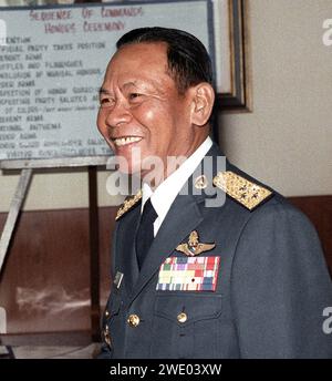 Air Marshall Panieng Karntarat aus Thailand spricht mit Gen Lew Allen Stabschef der US Air Force, nachdem er in den Vereinigten Staaten zu einem Besuch angekommen war (beschnitten). Stockfoto