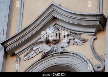 Detail der majestätischen Fassade von Santa Maria delle Grazie alle Fornaci, Rom: Ein Meisterwerk barocker Architektur Stockfoto