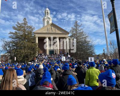 Newton, Massachusetts, USA. Januar 2024. Hunderte von auffälligen Lehrern der öffentlichen Schule in Newton, die blaue Winterhüte tragen, versammeln sich auf den Stufen des Rathauses von Newton. Sie fordern, dass die Stadt einen Vertrag mit einem Lebenslohn für sich selbst und für Lehrhilfen und Therapeuten sowie mehr Verhaltensressourcen in ihren Schulen zur Verfügung stellt. (Credit Image: © Sue Dorfman/ZUMA Press Wire) NUR REDAKTIONELLE VERWENDUNG! Nicht für kommerzielle ZWECKE! Quelle: ZUMA Press, Inc./Alamy Live News Stockfoto