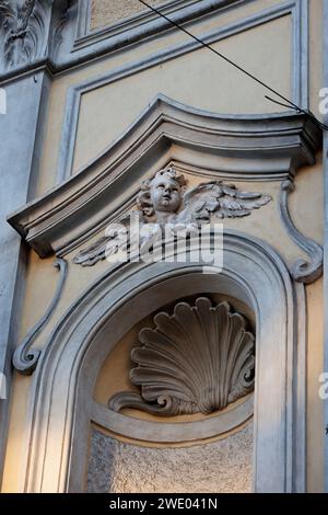 Detail der majestätischen Fassade von Santa Maria delle Grazie alle Fornaci, Rom: Ein Meisterwerk barocker Architektur Stockfoto