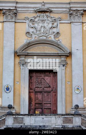 Detail der majestätischen Fassade von Santa Maria delle Grazie alle Fornaci, Rom: Ein Meisterwerk barocker Architektur Stockfoto