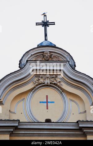 Detail der majestätischen Fassade von Santa Maria delle Grazie alle Fornaci, Rom: Ein Meisterwerk barocker Architektur Stockfoto