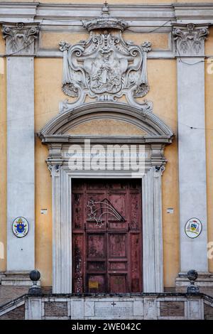 Detail der majestätischen Fassade von Santa Maria delle Grazie alle Fornaci, Rom: Ein Meisterwerk barocker Architektur Stockfoto