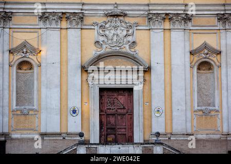 Detail der majestätischen Fassade von Santa Maria delle Grazie alle Fornaci, Rom: Ein Meisterwerk barocker Architektur Stockfoto