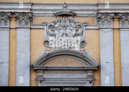 Detail der majestätischen Fassade von Santa Maria delle Grazie alle Fornaci, Rom: Ein Meisterwerk barocker Architektur Stockfoto