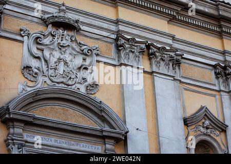 Detail der majestätischen Fassade von Santa Maria delle Grazie alle Fornaci, Rom: Ein Meisterwerk barocker Architektur Stockfoto