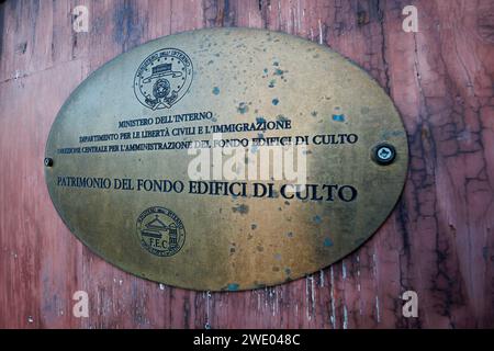 Tafel des italienischen Innenministeriums für das kulturelle Erbe in Santa Maria delle Fornaci, Rom. Stockfoto