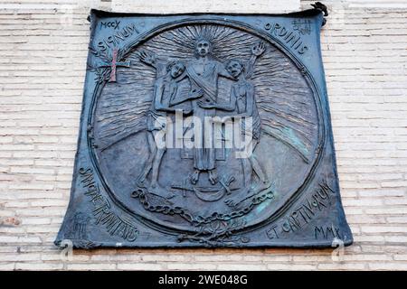 Komplizierte bronzene religiöse Flachrelieftafel in Santa Maria delle Grazie alle Fornaci, Rom, die spirituelle Symbolik darstellt Stockfoto