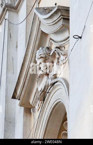 Detail der majestätischen Fassade von Santa Maria delle Grazie alle Fornaci, Rom: Ein Meisterwerk barocker Architektur Stockfoto