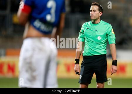 Kerkrade, Niederlande. Januar 2024. KERKRADE, NIEDERLANDE - 22. JANUAR: Schiedsrichter Martin P?rez sieht beim Spiel zwischen dem FC Eindhoven im Parkstad Limburg Stadion am 22. Januar 2024 in Kerkrade, Niederlande. (Foto von Orange Pictures) Credit: dpa/Alamy Live News Stockfoto